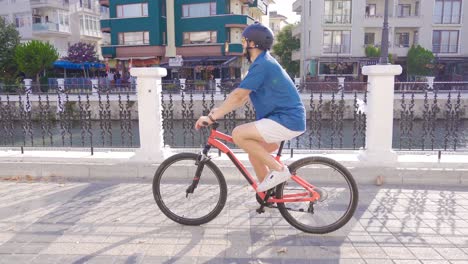 Joven-En-Bicicleta-Por-La-Ciudad.
